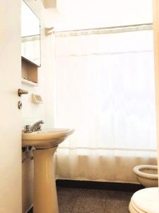uma casa de banho com um lavatório e um WC em EC Apartments em Buenos Aires