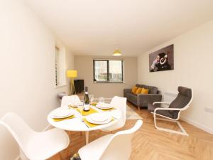 sala de estar con mesa blanca y sillas blancas en Modern&Spacious 2 Bedroom Apartment With Parking!, en Hunslet