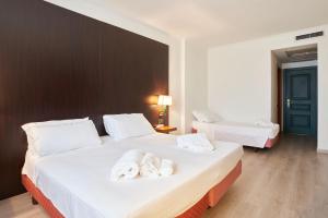 Postel nebo postele na pokoji v ubytování Hotel Cyrano