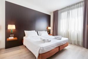 Postel nebo postele na pokoji v ubytování Hotel Cyrano