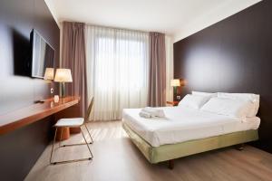 Postel nebo postele na pokoji v ubytování Hotel Cyrano