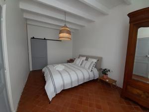 Giường trong phòng chung tại Les Marronniers @ Cinq La Voûte