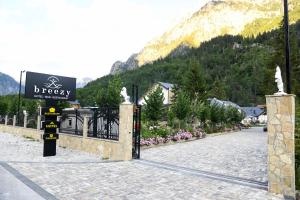 Nespecifikovaný výhled na hory nebo výhled na hory při pohledu z hotelu