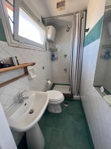 a bathroom with a sink and a toilet at Appartamento con ampio Terrazzo in Rome