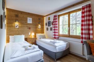 1 Schlafzimmer mit 2 Betten und einem Fenster in der Unterkunft Chalet Bergkristall in Wengen