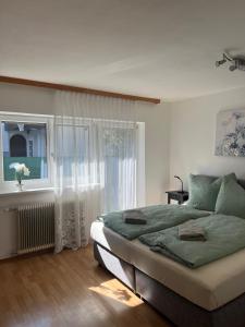 Un dormitorio con una cama grande y una ventana en Garden View Apartment en Innsbruck