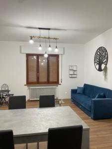 桑塔比諾的住宿－Tulip’house，客厅配有蓝色的沙发和桌子