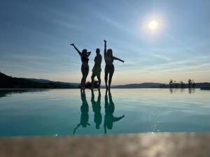 um grupo de três pessoas em pé sobre uma massa de água em Vald'arêgos - Douro em Resende