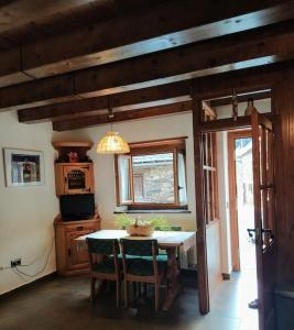 eine Küche mit einem Tisch mit Stühlen und einem Fenster in der Unterkunft Acogedor estudio en Vilamós, Lleida in Vilamós
