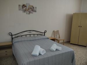 um quarto com uma cama com duas almofadas em Casa Vacanza San Vito Lo Capo em San Vito lo Capo