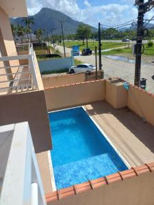 uma piscina no topo de um edifício em Apartamento Ubatuba Maranduba 150m da Praia em Ubatuba