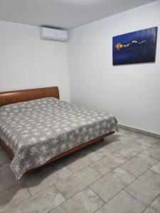 a bed sitting in a corner of a room at Casa Musceleana in Câmpulung