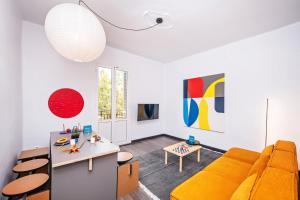 uma sala de estar com um sofá e uma mesa em Sweet Inn - Aragon Park Miro em Barcelona