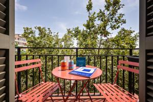 uma mesa e duas cadeiras numa varanda em Sweet Inn - Aragon Park Miro em Barcelona