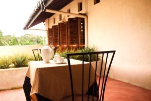 una mesa con un mantel blanco en el patio en Villa Inavni en Talawatugoda