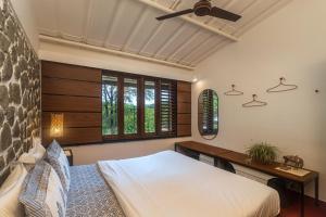 Ένα ή περισσότερα κρεβάτια σε δωμάτιο στο SaffronStays Artica - 2 BDR cottage near Fariyas in Lonavala