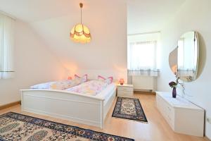 1 dormitorio con cama, espejo y alfombra en Haus Kaulitzki, en Wasserburg
