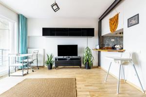 TV a/nebo společenská místnost v ubytování Chic Flat w Balcony 5 min to Beylerbeyi Palace
