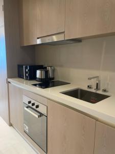 una cocina con fregadero y encimera en Reserve Now Stylish Studio4 in Palm Tower sky pool Views, en Dubái