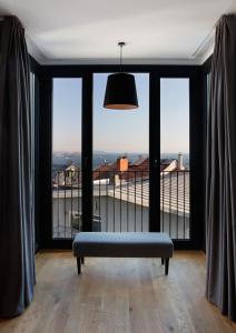 - un salon avec un canapé et une grande fenêtre dans l'établissement Ando Living - Taksim Gumussuyu Townhouse, à Istanbul