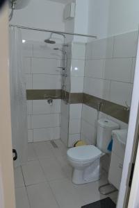un piccolo bagno con servizi igienici e doccia di Cheap and Cozy Apartments for rent in Durres 100m by the beach a Durrës