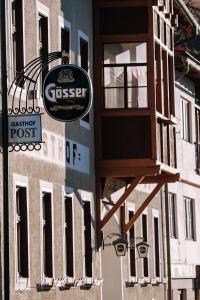 una señal en el lateral de un edificio en Gasthof zur Post, en Sankt Lorenzen im Lesachtal