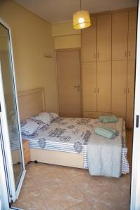 Ένα ή περισσότερα κρεβάτια σε δωμάτιο στο Modern apartment at Nea Artaki