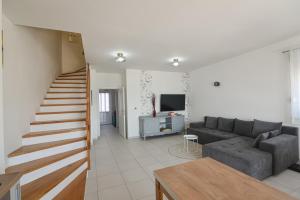Μια τηλεόραση ή/και κέντρο ψυχαγωγίας στο Melimar Apartment +23 φωτογραφίες