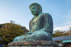 une grande statue assise au sommet d'un monument dans l'établissement Shonan no Oka no Villa - Vacation STAY 38385v, à Fujisawa