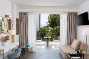 Una sala de estar con un sofá y una ventana grande. en Serenita premiums apartment 3, en Agios Nikolaos