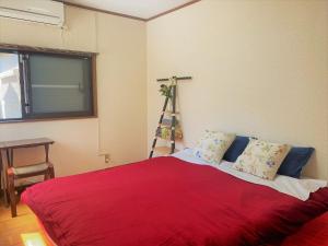 藤澤的住宿－Shonan no Oka no Villa - Vacation STAY 24987v，一间卧室配有红色的床和红色毯子