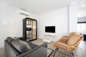 A television and/or entertainment centre at Marqués de Cádiz Suite Jerez Centro