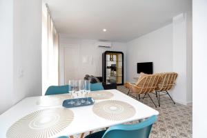 A television and/or entertainment centre at Marqués de Cádiz Suite Jerez Centro