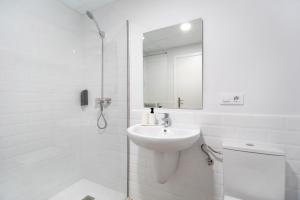 A bathroom at Marqués de Cádiz Suite Jerez Centro Még 24 kép