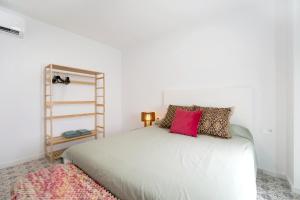A bed or beds in a room at Marqués de Cádiz Suite Jerez Centro