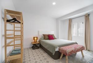 A bed or beds in a room at Marqués de Cádiz Suite Jerez Centro