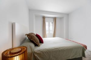 A bed or beds in a room at Marqués de Cádiz Suite Jerez Centro
