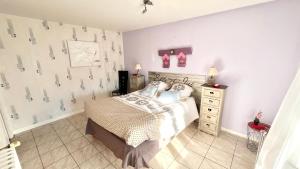 Postel nebo postele na pokoji v ubytování La Clef De Voute Amethyste + 31 fotografií