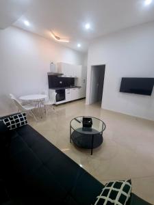 een woonkamer met een bank en een glazen tafel bij Bass Apartment in Pula