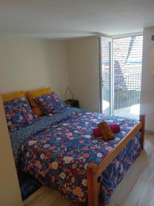 een slaapkamer met een bed met een quilt bij Maison au coeur de Sancerre le N°7 in Sancerre