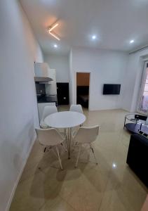 een witte tafel en stoelen in een kamer bij Bass Apartment in Pula