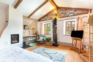 a bedroom with white walls and a ceiling with beams at Landhaus Gustl in Chieming