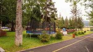 Aed väljaspool majutusasutust Bakuriani Inn