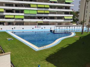 an overhead view of a large swimming pool in front of a building at Salou Sol in Salou