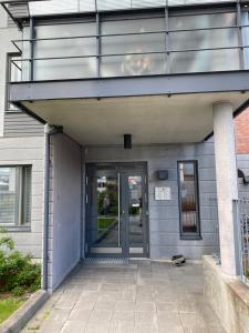 a entrance to a building with a revolving door at Rauhallinen asunto, sauna ja iso parveke - raitiovaunureitin varrella in Tampere