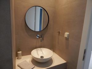ファリラキにあるPervoliのバスルーム(洗面台、壁掛け鏡付)