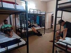 Uma cama ou camas num quarto em Jungle by sturmfrei Gokarna