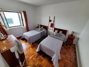 a room with two beds and a window at Pousada da Vila in Vila Franca do Campo
