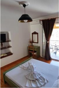 Katokhórion的住宿－Sandra Apartment，一间卧室配有一张床,床上有毛巾