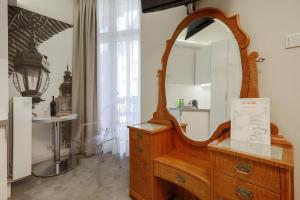 garderoba z komodą i lustrem w obiekcie Apartamenty Podwale w Krakowie +37 zdjęć
